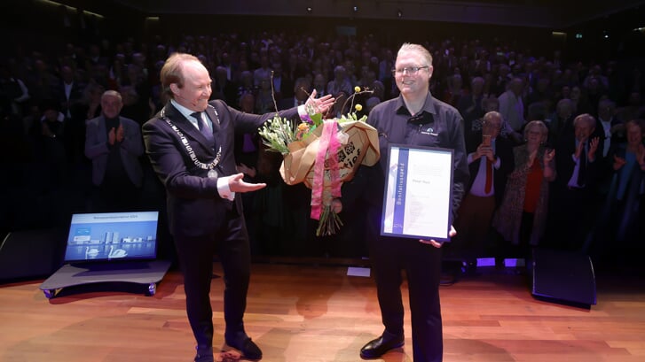 Burgemeester Hein van der Loo reikte de Bonifatiusspeld uit aan Peter Huis tijdens de Nieuwjaarsreceptie van de gemeente in Kunstlinie. (Foto: Fred Rotgans)
