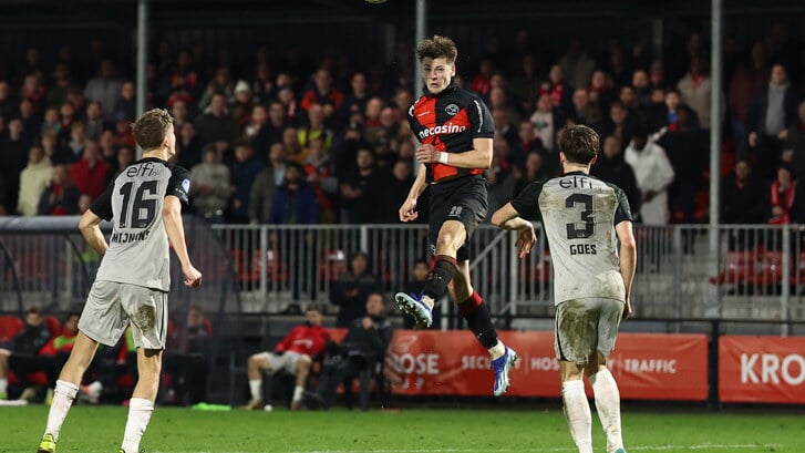 Stije Resink in actie tegen AZ. (Foto: Ron Baltus)