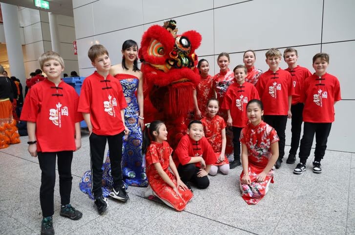 Limin Sichi Yang en de groep Almeerse kinderen. (Foto: Josina Wu-Brouwer)