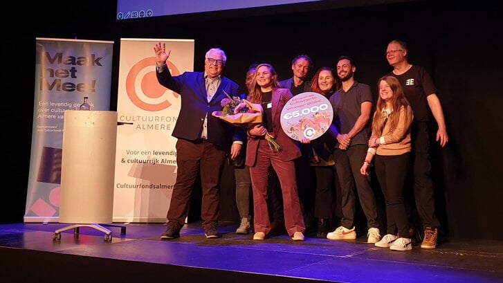 Wethouder Kees Ahles reikte de Cultuurprijs uit aan het team van poppodium De Meester. (Foto: Almere DEZE WEEK)