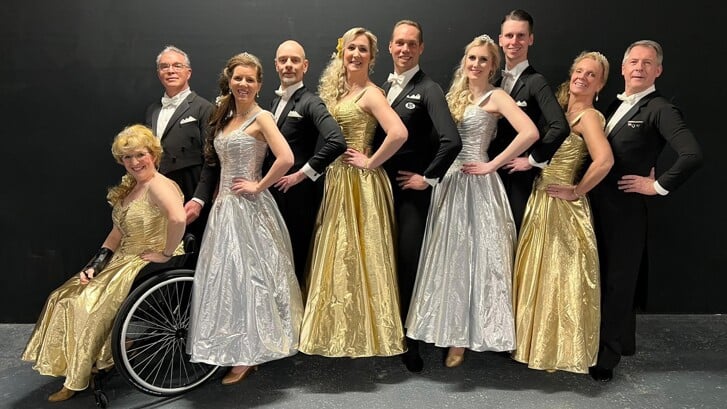 Deze Almeerse dansparen schitterden tijdens het concert André Rieu in Parijs. (Foto: aangeleverd)