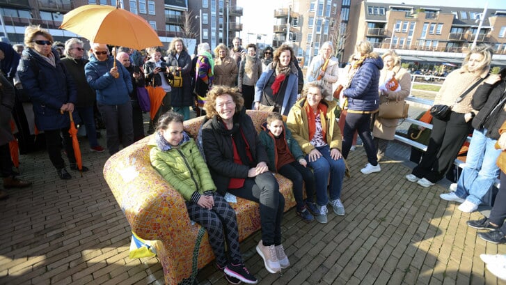 De Orange the World mozaïekbank werd vrijdag feestelijk onthuld in de Havenkom. (Foto: Fred Rotgans)
