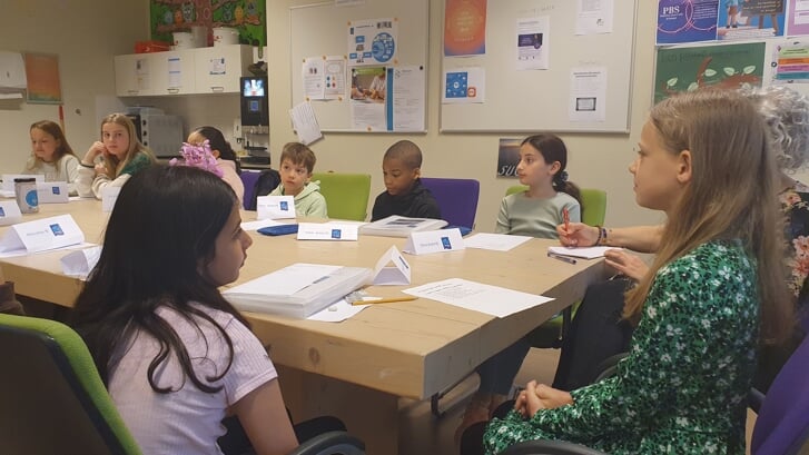 Kinderburgmeester Havana (rechts) bracht vorig jaar een bezoek aan de Columbusschool (Archieffoto: Almere DEZE WEEK)