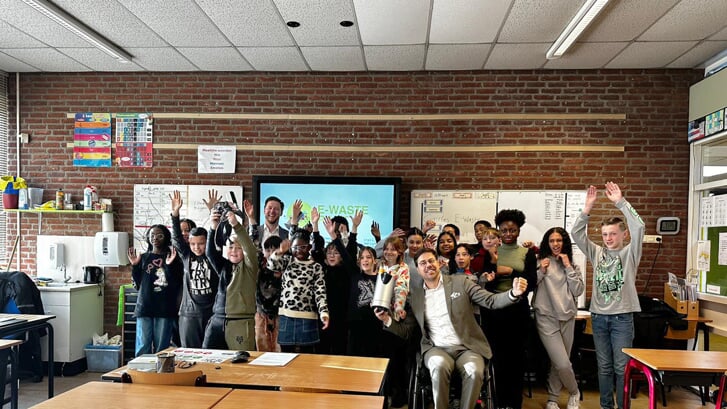 Wethouder Jesse Luijendijk verrichtte de kick-off op basisschool De Driemaster. (Foto: aangeleverd)