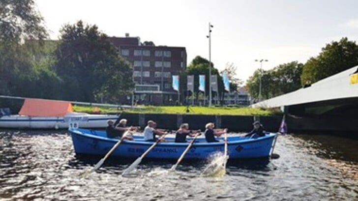 Roeiers in een sloep (Foto: aangeleverd)
