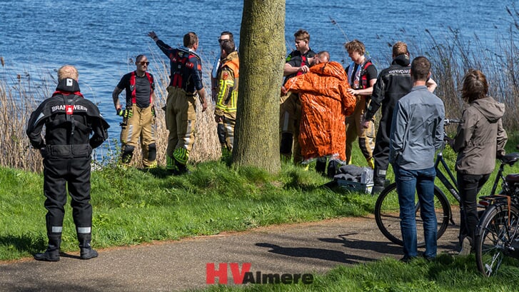 Een vrouw werd in een warmtedeken gewikkeld (Foto: HV Almere)
