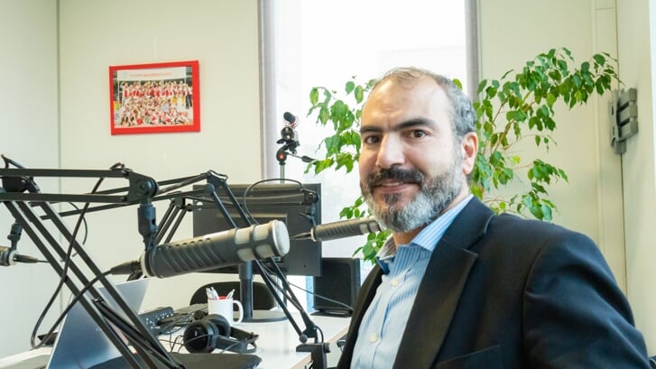 Hassan Buyatui, fractievoorzitter van DENK, vindt dat Almeerse jongerenwerkers meer waardering verdienen. (Foto: Amere DEZE WEEK)