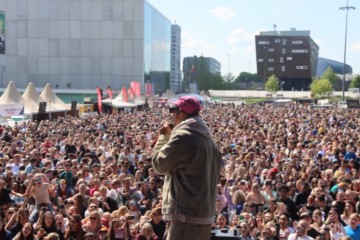 Rapper Bizzey maakte er een feestje van op de Esplanade. (Foto: Studio Fred Rotgans)