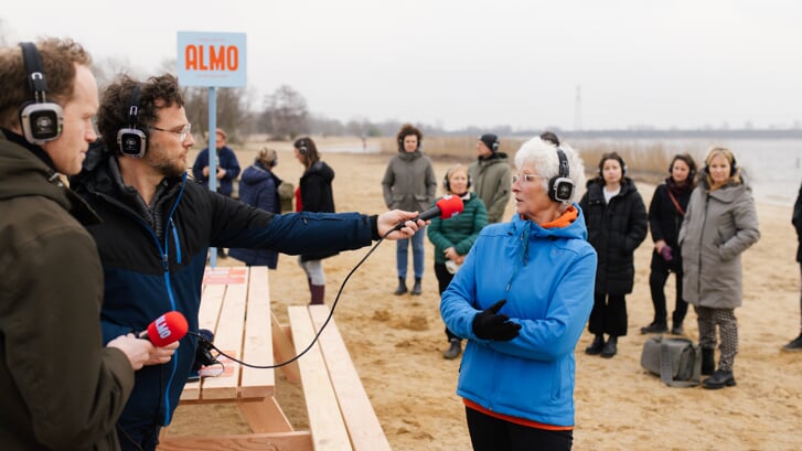 Dingeman Deijs en Jolle Roelofs interviewden bezoekers over hun ideeën voor het te realiseren object. (Foto: Jordi Huisman) 