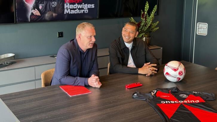 Hedwiges Maduro tekende maandag zijn contract. (Foto: Almere DEZE WEEK)