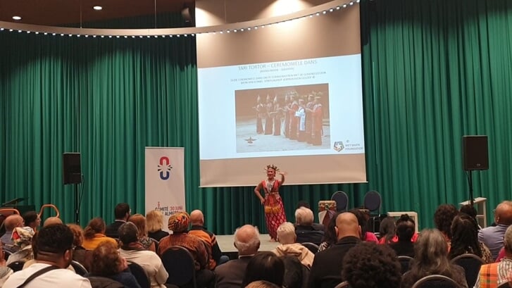 Traditionele dans tijdens de kick-off van de stadsdialogen van vorig jaar (Archieffoto: Almere DEZE WEEK)