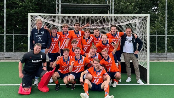 Het Heren 1 team promoveert opnieuw (Foto: aangeleverd) 