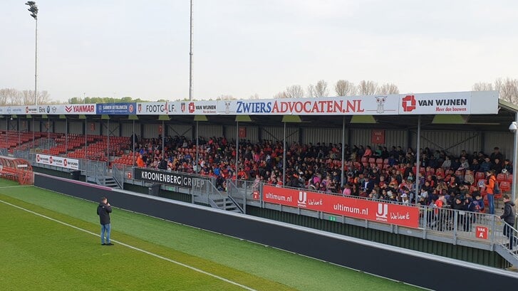 De huidige stadiontribunes zijn te klein geworden (Archieffoto: Almere DEZE WEEK)