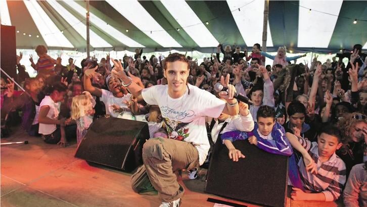 Ali B tijdens een optreden in De Hoven (Archieffoto: Fred Rotgans)