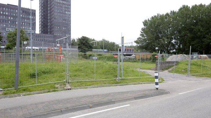 Er staan nu hekken rond het Festivalterrein. (Foto: Fred Rotgans)