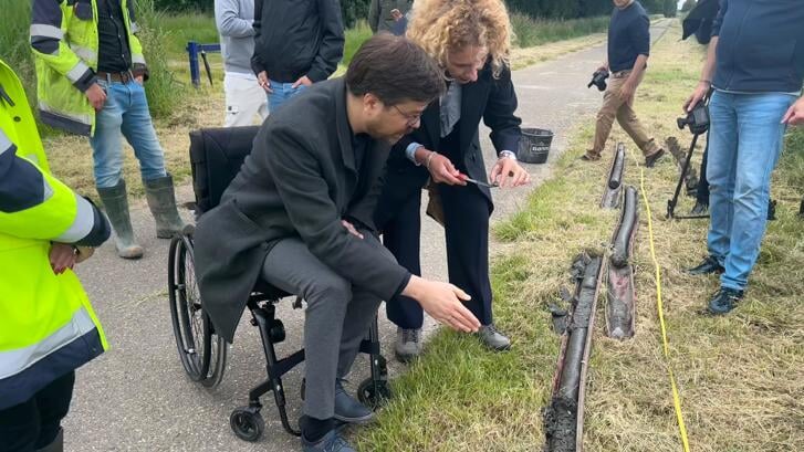 Wethouder Luijendijk bekijkt de resultaten van grondboringen in Pampus (Foto: Almere DEZE WEEK)