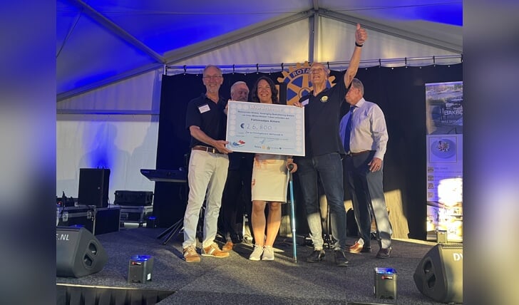 Wethouder Maaike Veeningen onthult het totaalbedrag voor stichting Fietsmaatjes (Foto: Almere Zaken)