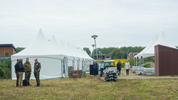 Defensie en hulporganisaties bouwen het tentenkamp in het AZC op. (Foto: Almere DEZE WEEK)