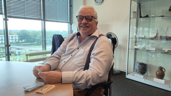 Wethouder Kees Ahles met monopolygeld (Foto: Almere DEZE WEEK)
