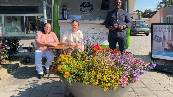 Gemeentemedewerkers voeren campagne op het 's-Hertogenboschplein (Foto: Almere DEZE WEEK)
