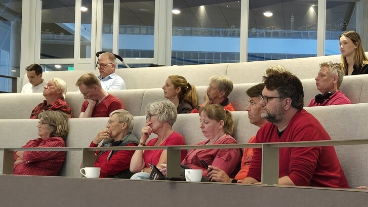Oosterwolders woonden de vergadering bij, in strijdbaar rode shirts (Foto: Almere DEZE WEEK)
