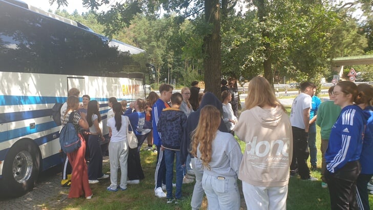 De Almeerse delegatie vertrok maandagochtend met de bus naar het Duitse Rendsburg. (Foto: aangeleverd)