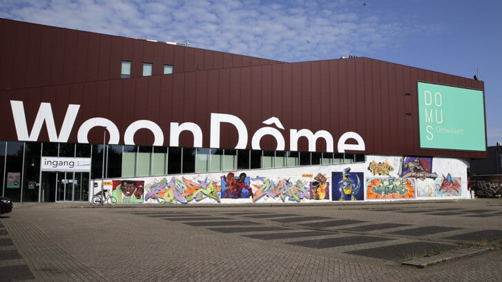 Tot de voormalige WoonDôme wordt gesloopt doet het pand dienst als culturele broedplaats Cultuurdôme. (Foto: Fred Rotgans)