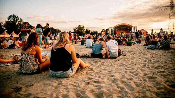 Een fijne stranddag vol muziek en gezelligheid. (Foto: aangeleverd)