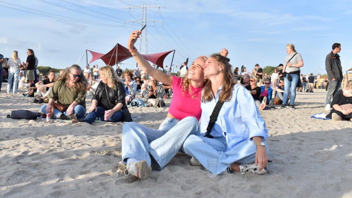 Zonnige start van Strandfestival ZAND. (Foto: Almere DEZE WEEK/Fiona Mirea)