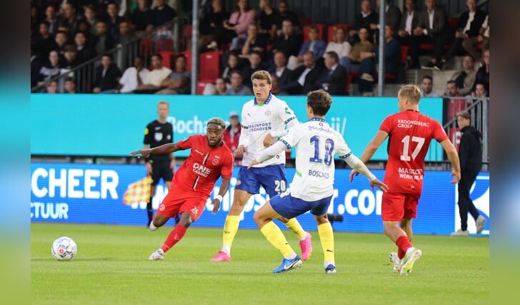 Almere City FC in actie tegen PSV
in het Yanmar stadion in Almere. (Foto: Fred Rotgans)