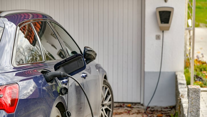 Niet iedereen kan op het eigen erf de auto opladen (Foto: AdobeStock)