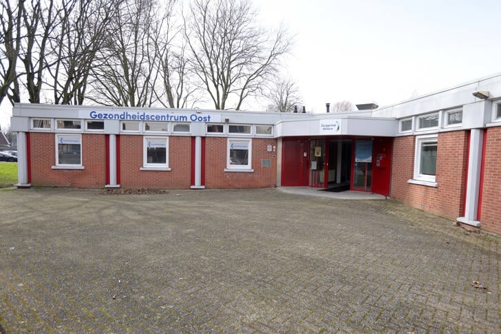Gezondheidscentrum Oost is een van de te verkopen panden (Foto: Fred Rotgans)