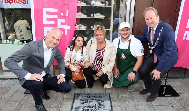 Burgemeester Hein van der Loo en Eric Zwart, directeur Rabobank Almere, onthulden de tegel samen met de familie van de overleden ijscoman Carlo Guida. (Foto: Fred Rotgans)