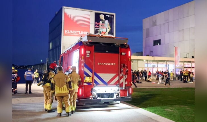 Brandweeroefening in Kunstlinie Almere. (Foto: Fred Rotgans)