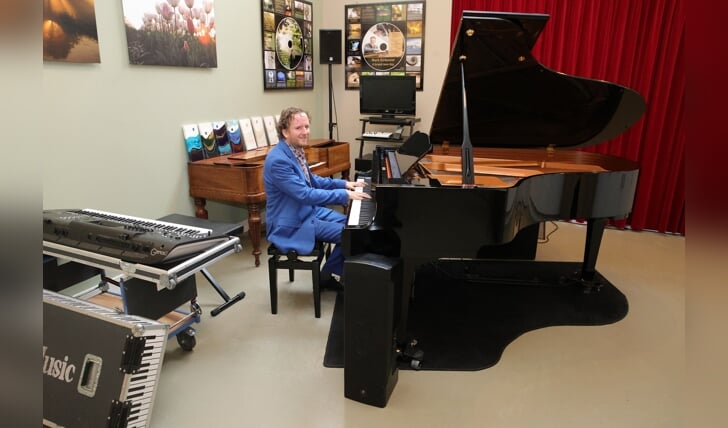 Op de begane grond huist Podium Poort. Hier geeft pianist Mark Kirkenier huiskamerconcerten. (Foto: Fred Rotgans)(Foto: Fred Rotgans)