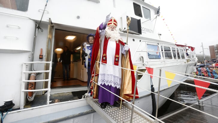 Sinterklaas arriveert traditiegetrouw per boot in Almere Haven. (Foto: Fred Rotgans)