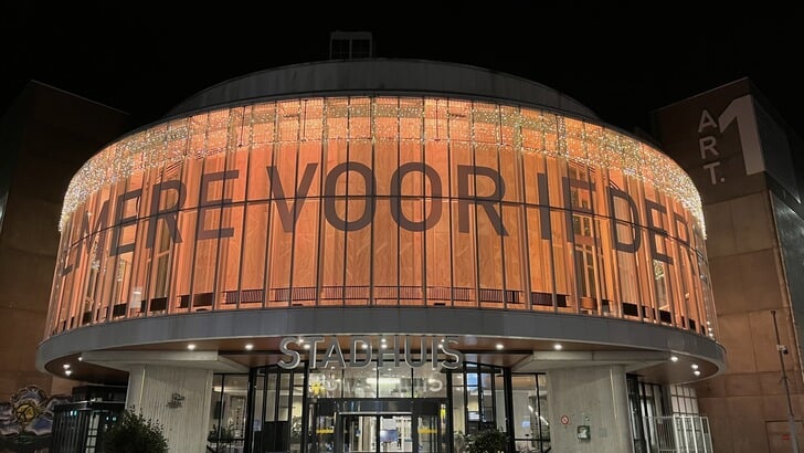 Diverse Almeerse gebouwen kleuren oranje, waaronder het stadhuis. (Foto: Gemeente Almere)