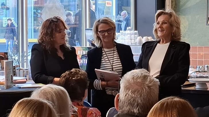 Tineke Schouten ontving het eerste exemplaar bij boekhandel Stumpel. (Foto: Almere DEZE WEEK)