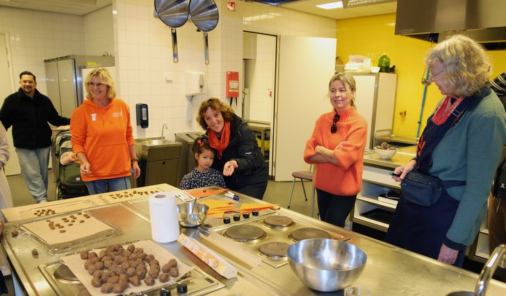 Kinderen konden onder andere pepernoten bakken op het Orange the World Festival in Poort. (Foto: Fred Rotgans)