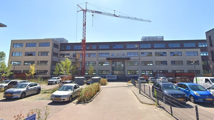 Aan de Louis Armstrongweg wonen reguliere huurders en statushouders al in één flatgebouw (Foto: Google)
