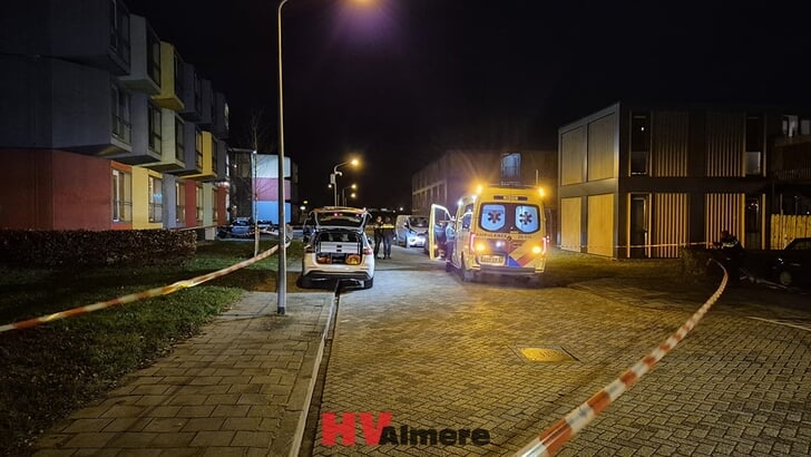 De politie zette de omgeving af. (Foto: HV Almere)