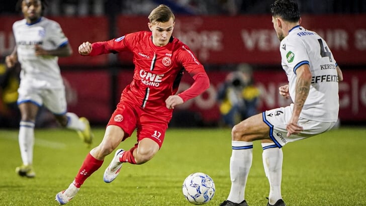 Korneluis Hansen passeert Sam Kersten van sc Heerenveen (Foto: Andre Weening/Orange Pictures)