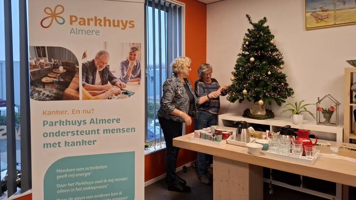 Vrijwilligsters Ria en Ina brachten samen het Parkhuys in kerstsfeer. (Foto: Almere DEZE WEEK)