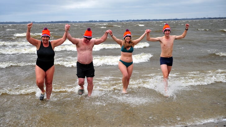 Deze diehards besloten op 1 januari toch een nieuwjaarsduik in het Gooimeer te nemen. (Foto: Bob Friedländer)