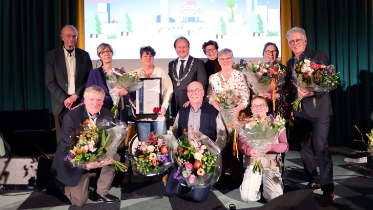 Burgemeester Hein van der Loo reikte de Bonifatiusspeld uit aan het team van Hospice Almere. (Foto: Fred Rotgans)