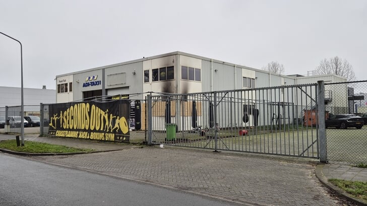 De rookschade aan het pand is zichtbaar (Foto: Almere DEZE WEEK)