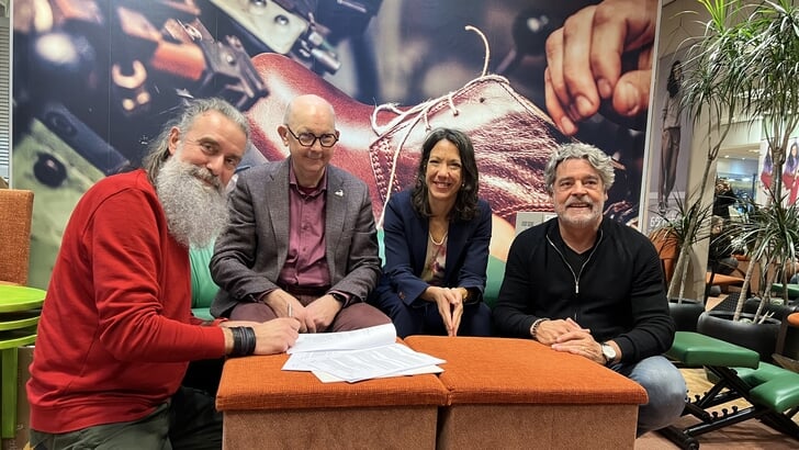 Ondertekening van de verlenging van de BIZ Almere Haven. Vlnr: penningmeester BIZ Steven van Wijk, voorzitter BIZ Adri Bax, wethouder Maaike Veeningen en bestuurslid BIZ Taco Van der Meer (Foto: Almere Zaken)