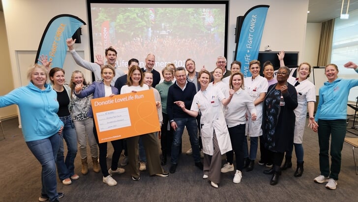 Bij de kick-off in het Flevoziekenhuis overhandigde Rabobank Almere een cheque van 10.000 euro aan Stichting Fight cancer als bijdrage aan de LoveLife Run in Almere. (Foto: Fred Rotgans)