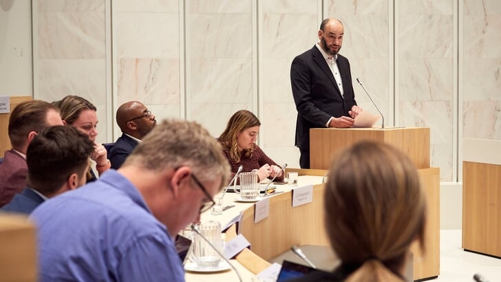 Ettihad-voorzitter Fariz Akkouh sprak de gemeenteraad in 2022 toe. (Foto: aangeleverd)