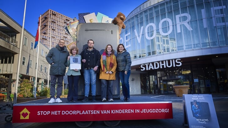 Jörgen Raymann, Wilco, Femke en Margot bieden wethouder Froukje de Jonge (tweede van links) hun manifest aan (Foto: aangeleverd)